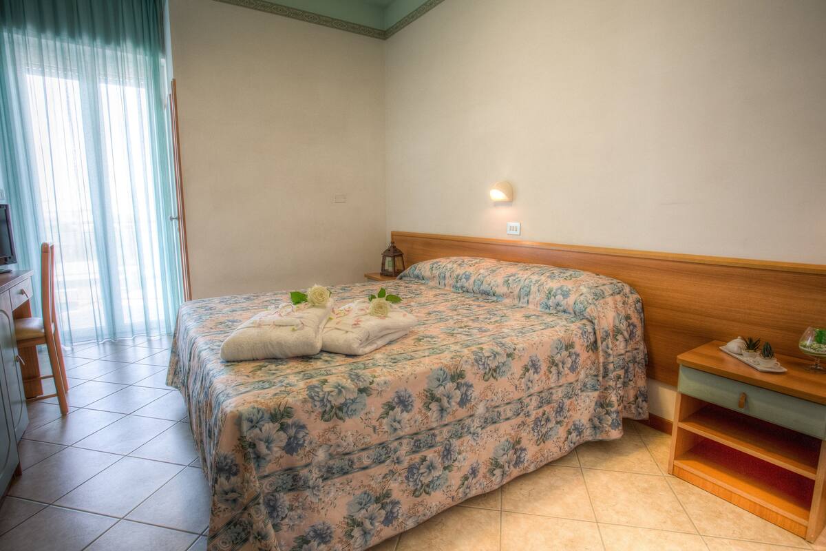 premium bedding, in-room safe, desk, blackout curtains