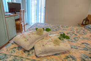 Premium bedding, in-room safe, desk, blackout drapes