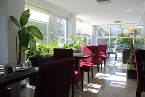 Lobby lounge, garden views, open daily - Hotel Castilla (Punta del Este)