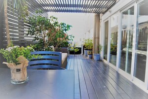 Salón lounge en el lobby, con vista al jardín, abre todos los días