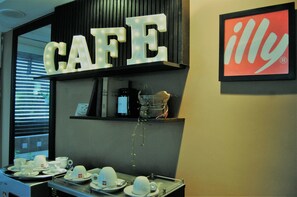 Lounge tại sảnh, nhìn ra vườn, mở cửa hàng ngày 