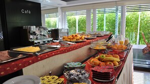Ein Frühstücksbuffet mit verschiedenen Speisen und einer Kaffeestation.