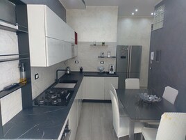 Appart'hôtel Familial, non-fumeurs, vue ville | Cuisine privée | Batterie de cuisine, vaisselle et ustensiles