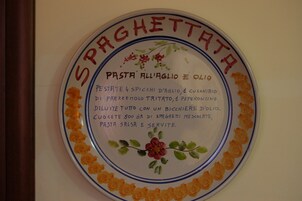 Un piatto con una ricetta per gli spaghetti.