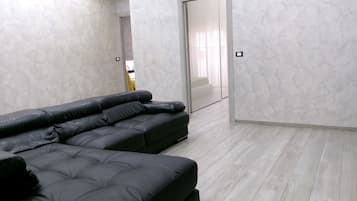 Familieleilighet, ikke-røyk, byutsikt | Oppholdsområde | Flatskjerm-TV