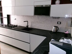 Condo família, para não fumantes, vista para a cidade | Cozinha privada | Talheres/pratos/utensílios de cozinha