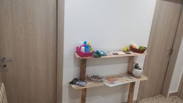 Quarto quádruplo família, para não fumantes, vista para a cidade | Área de estar | TV de tela plana