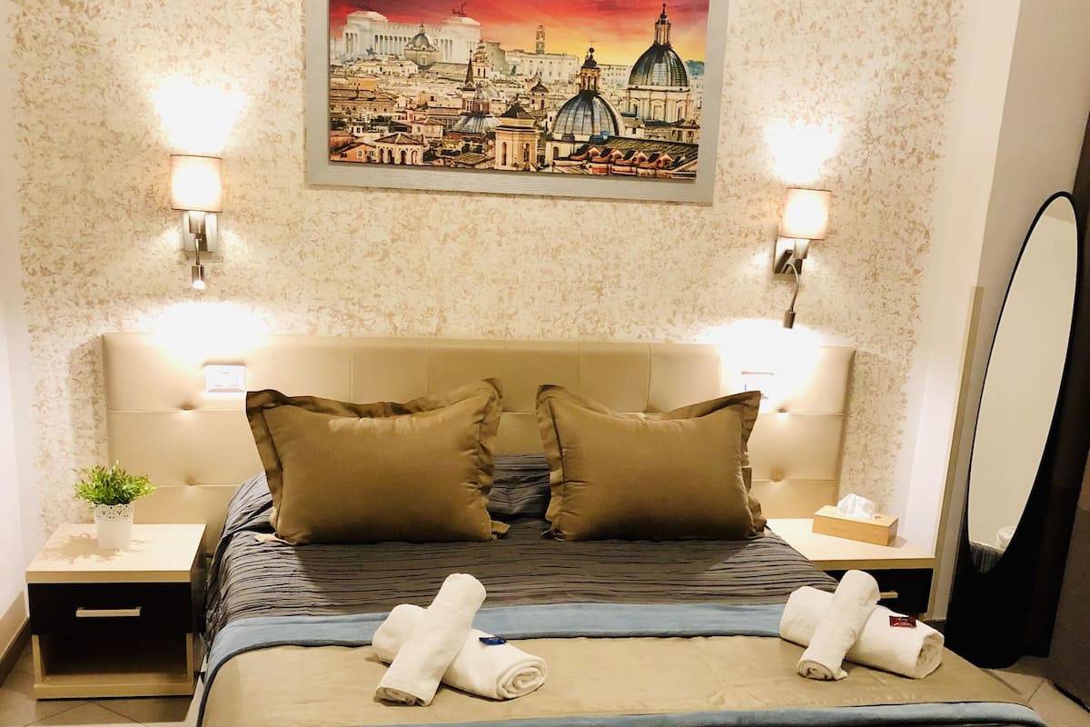 Minibar, cassaforte in camera, una scrivania, tende oscuranti