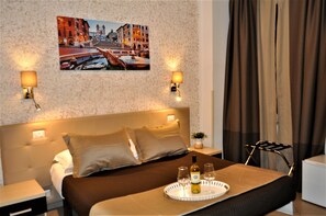 Minibar, safe på rommet, skrivebord og blendingsgardiner