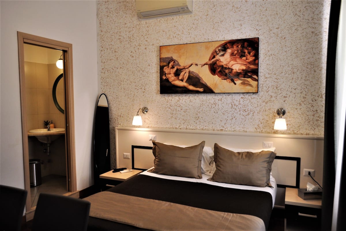 Minibar, cassaforte in camera, una scrivania, tende oscuranti