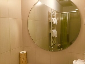 Shower, rainfall showerhead, hair dryer, bidet - Castel Sant'Angelo Inn (Rome)