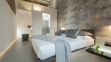 Habitación doble Deluxe, vista a la ciudad | Caja de seguridad en la habitación, escritorio y insonorización