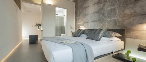 Habitación doble Deluxe, vista a la ciudad | Caja de seguridad en la habitación, escritorio y insonorización