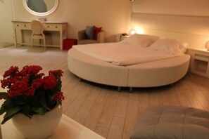 White Suite | Living area | 32-inch plasma TV with cable channels, TV - Garden Hotel (Haifa)