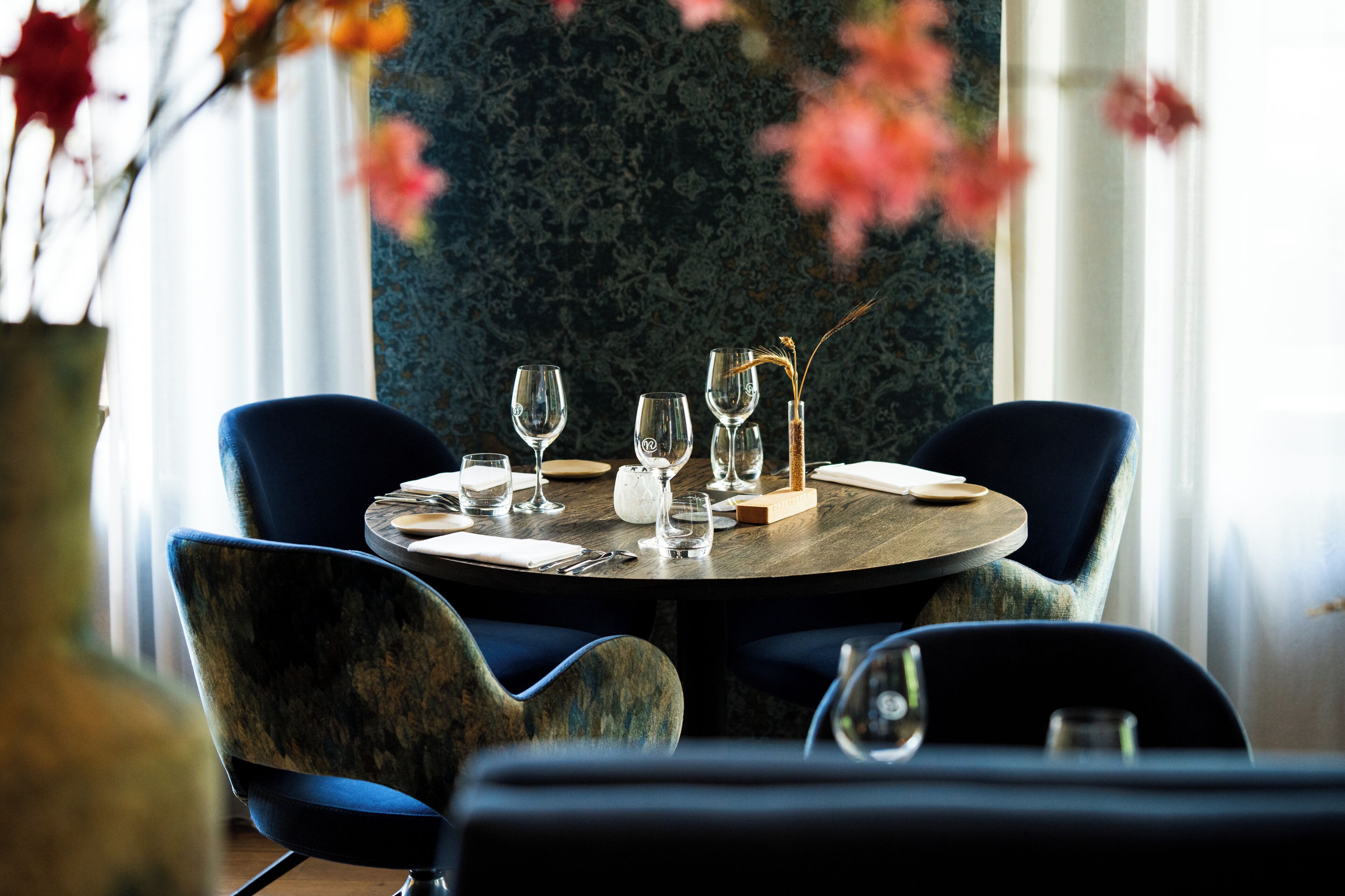 2 restaurants, lunch, dinner served; international cuisine