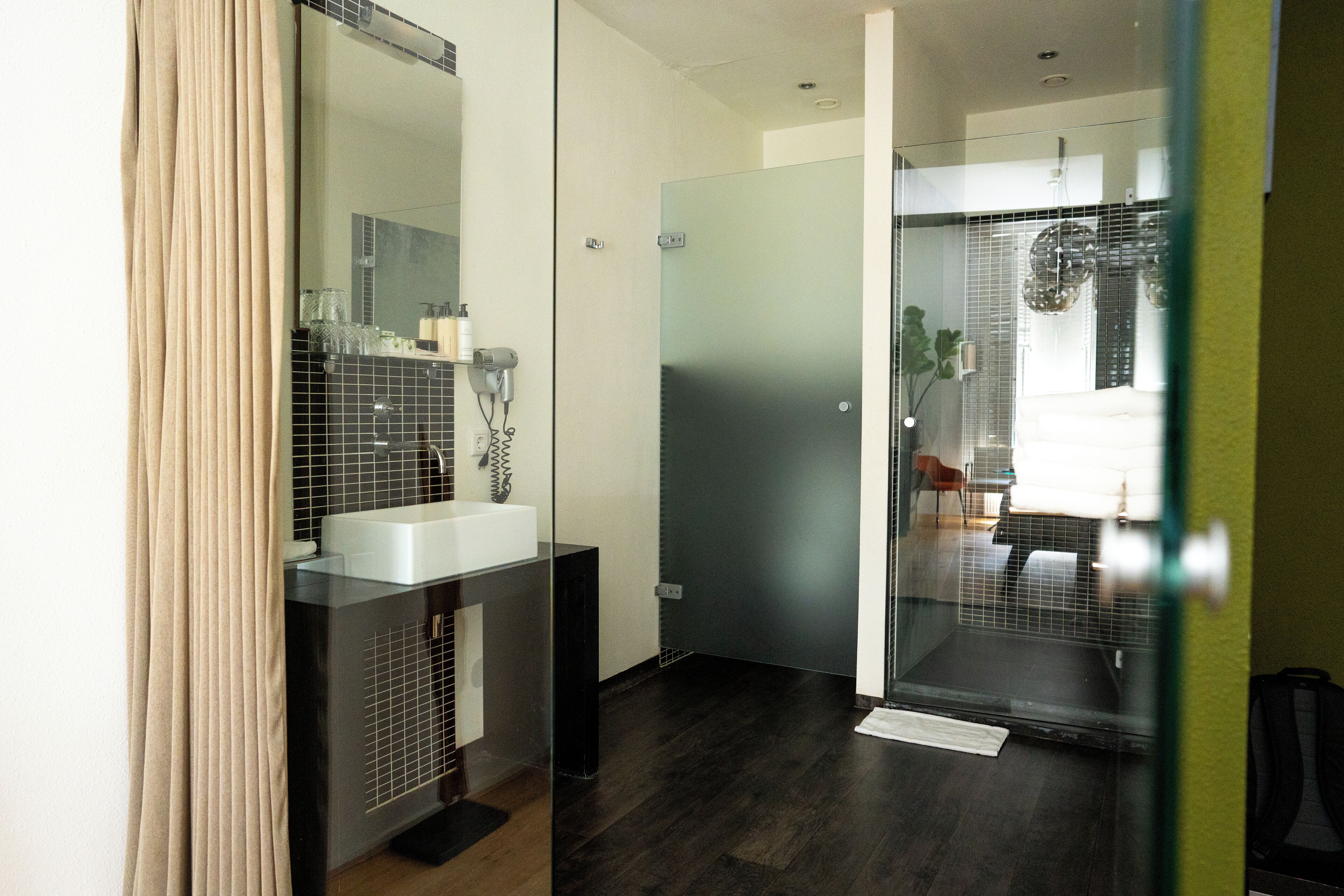 family room (4 pers) | bathroom | free toiletries, hair dryer, towels, shampoo