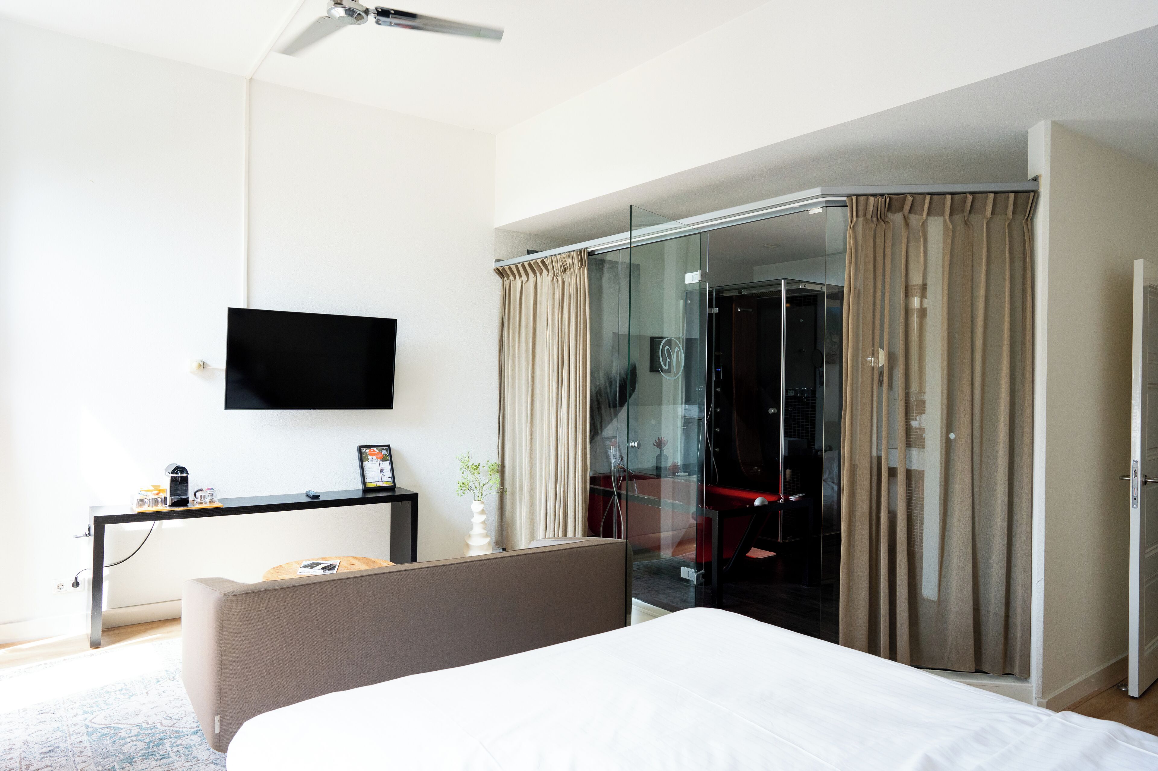 room (waterpleasure) | iron/ironing board, cots/infant beds, free wifi, bed sheets