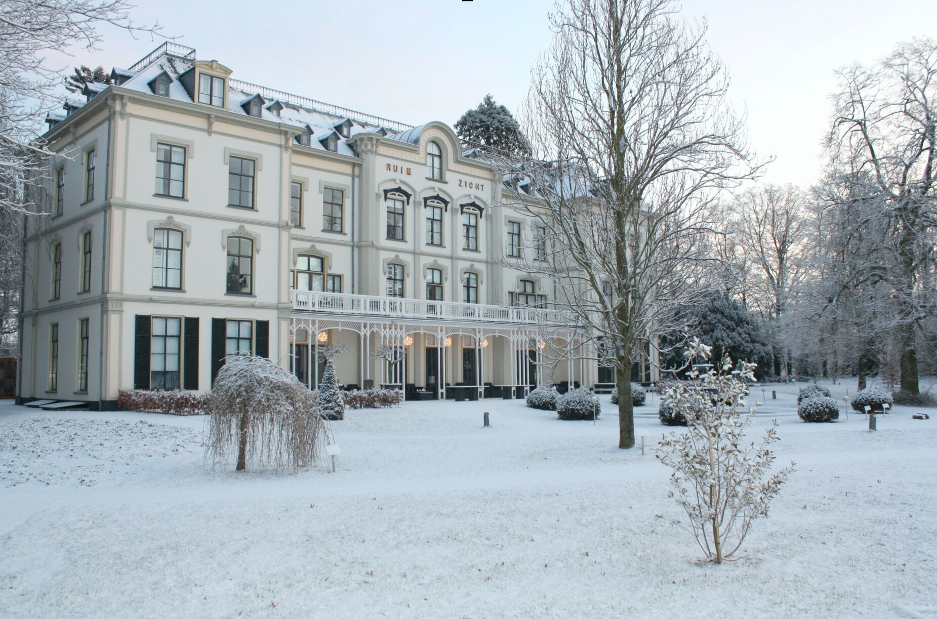 Vista frontal de la propiedad