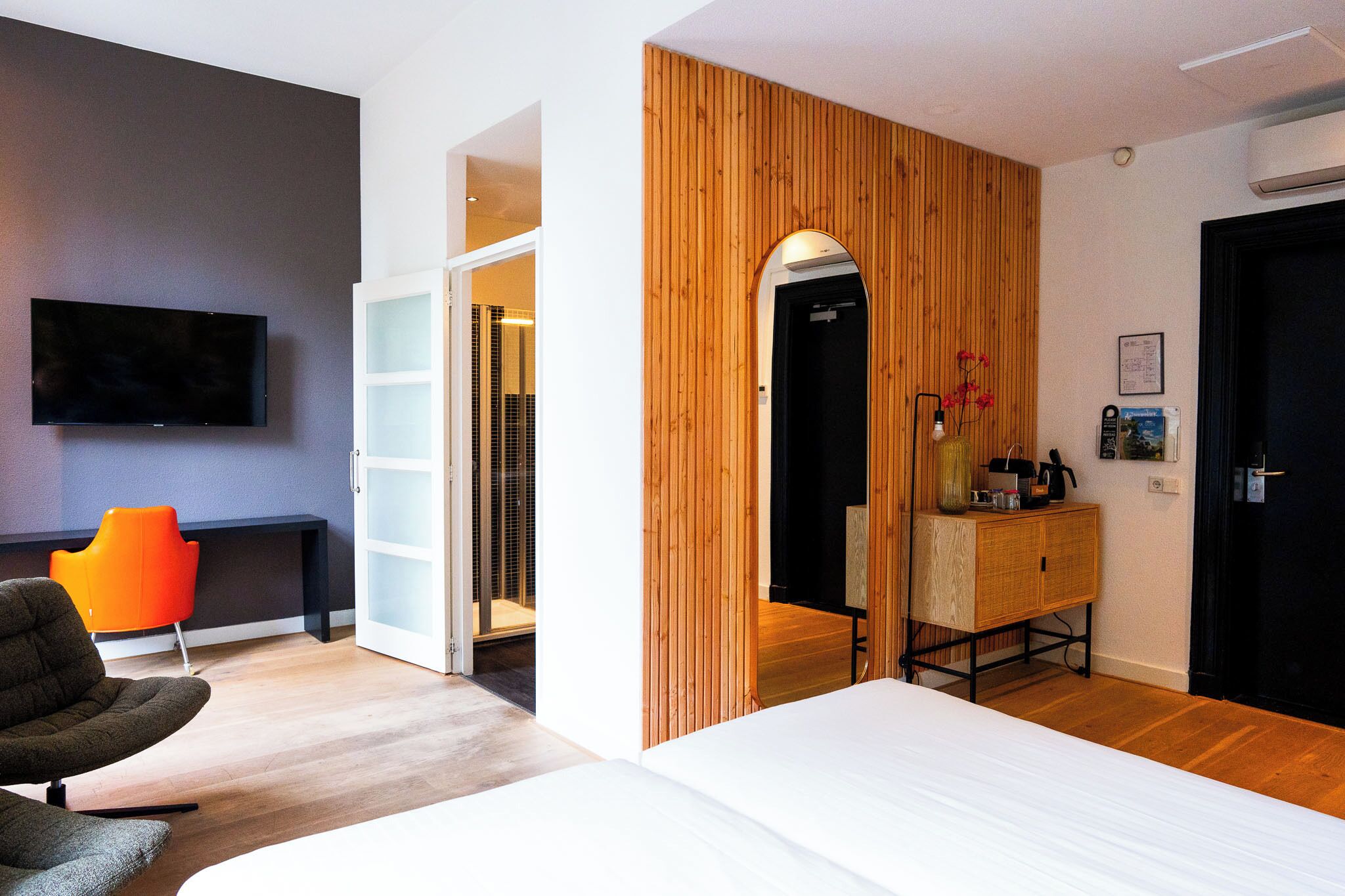 room (lifestyle) | iron/ironing board, cots/infant beds, free wifi, bed sheets