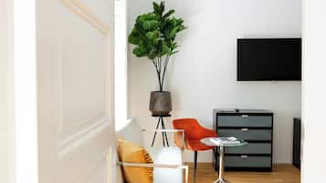 Tabla de planchar con plancha, cunas, wifi gratis y ropa de cama