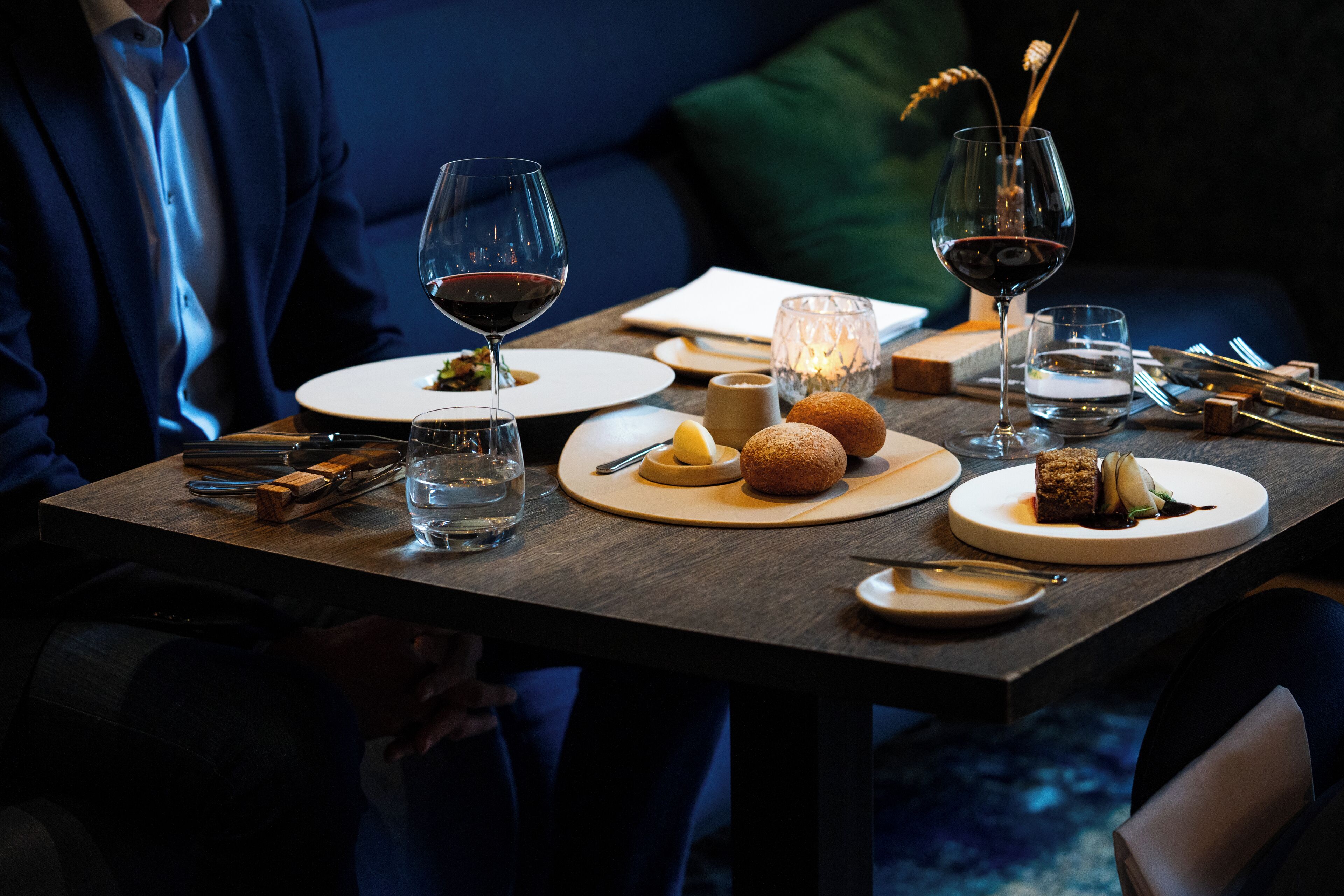 2 restaurants, serveren lunch, diner, internationale gerechten