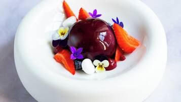 2 restaurants, lunch, dinner served; international cuisine