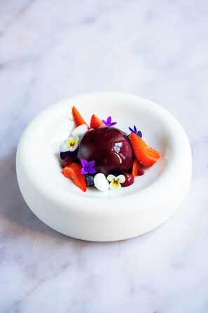 2 restaurantes; se sirve almuerzo y cena; cocina internacional