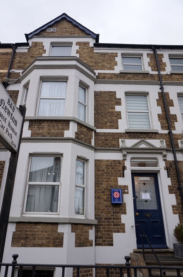 A corner building with a sign for B&B Newton House Car Park. - Newton House (Oxford)