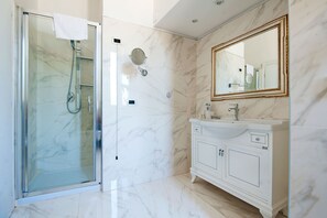 Romantic Room, 1 Double Bed, City View | Bathroom | Towels - Royal House (Rome)