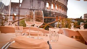 Se sirven desayunos, almuerzos y cenas; cocina local