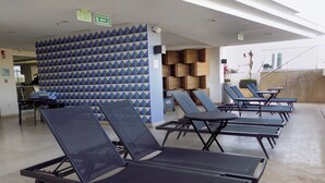 A sun lounge area with reclining chairs and a patterned wall. - Holiday Inn Express Puerto Vallarta by IHG (Puerto Vallarta)