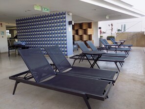A sun lounge area with reclining chairs and a patterned wall. - Holiday Inn Express Puerto Vallarta by IHG (Puerto Vallarta)