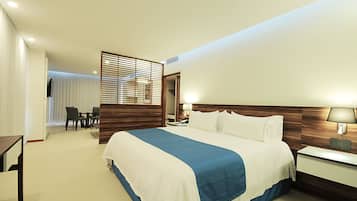 Caja de seguridad en la habitación, muebles diferentes y escritorio