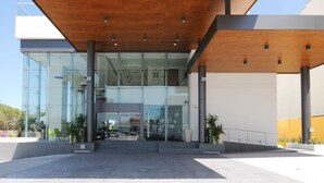 A modern building with a glass facade, a wooden ceiling, and a clear sky. - Holiday Inn Express Puerto Vallarta by IHG (Puerto Vallarta)