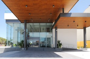 A modern building with a glass facade, a wooden ceiling, and a clear sky. - Holiday Inn Express Puerto Vallarta by IHG (Puerto Vallarta)