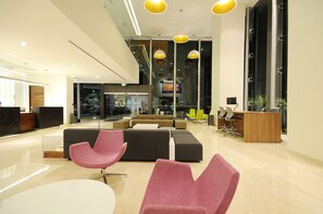 Coin salon dans le hall