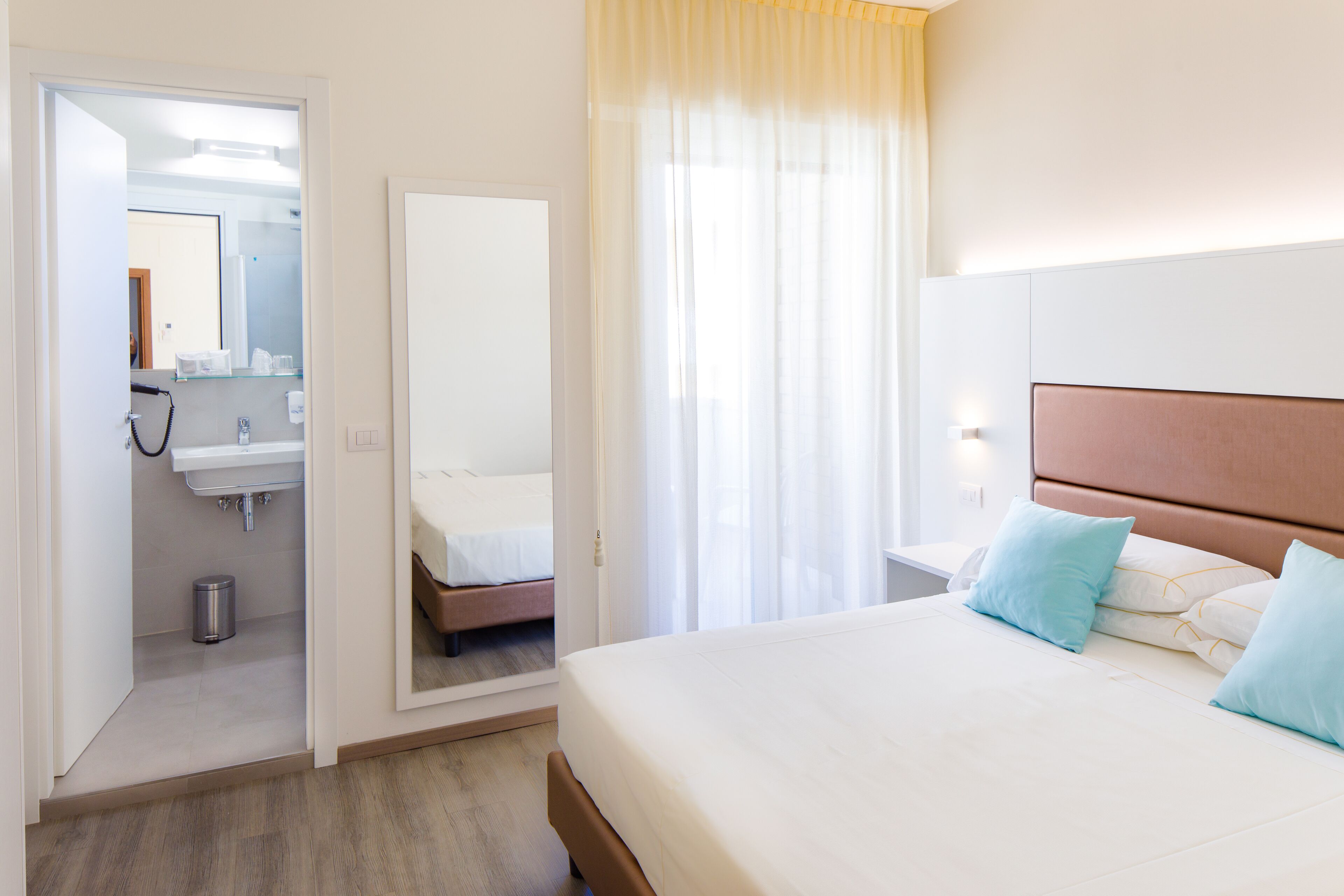 double room | premium bedding, minibar, in-room safe, desk