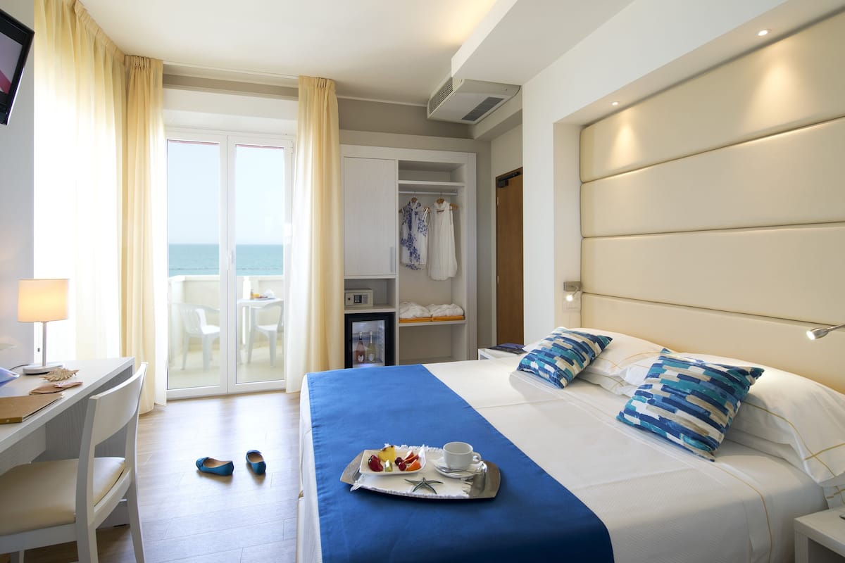 triple room | premium bedding, minibar, in-room safe, desk