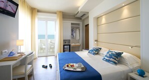 Driepersoonskamer | Luxe beddengoed, een minibar, een kluis op de kamer, een bureau