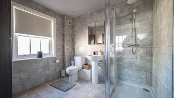 Apartment | Bathroom | Towels, toilet paper