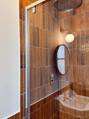 Serviettes fournies, papier toilette