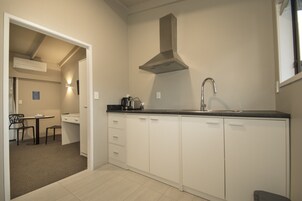 Refrigerador, microondas, cafetera/tetera, tetera/pava eléctrica