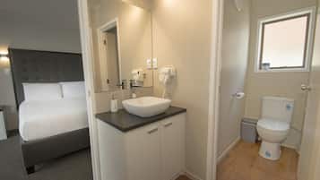 Studio | Badkamer | Een douche, een haardroger, handdoeken, zeep