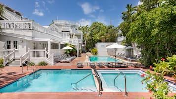 3 piscinas externas, piscina aquecida, espreguiçadeiras