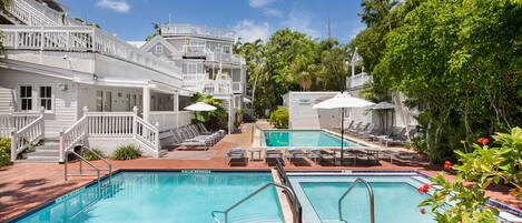 3 outdoor pools, a heated pool, sun loungers