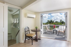 NYAH Private Loft 1 King and 1 Queen | Balkon