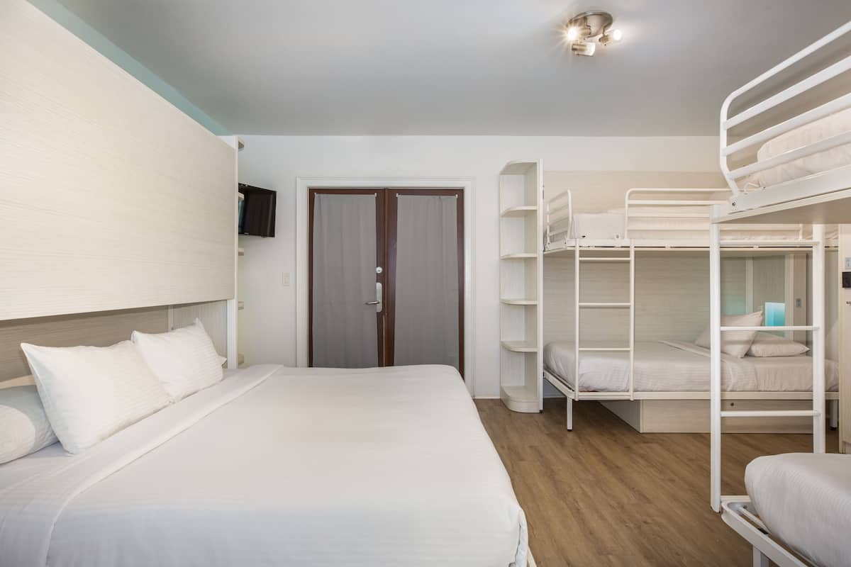 NYAH Private Room 1 King and 4 Single Beds | Soundproofing, individually decorated, individually furnished