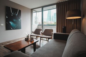 Apartemen Standar | Area keluarga | Televisi LCD 32-inci dengan saluran TV kabel dan TV