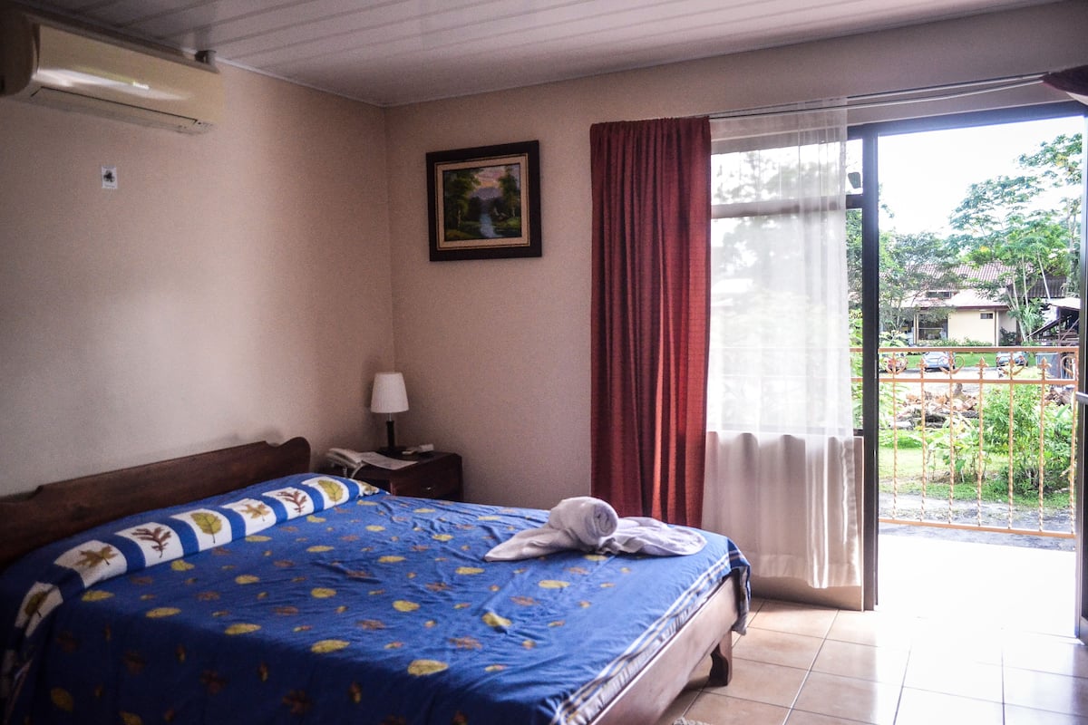 Ropa de cama de alta calidad y caja de seguridad en la habitación