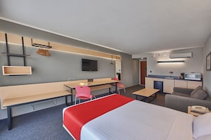 Chambre supérieure, 1 grand lit et 1 canapé-lit, non-fumeur | Coffre-fort, bureau, fer et planche à repasser, accès au Wi-Fi (inclus)